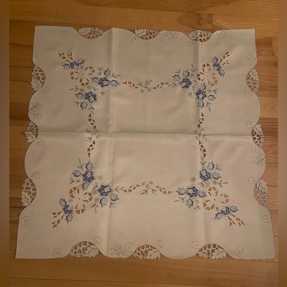 Square tablecloth and four napkins